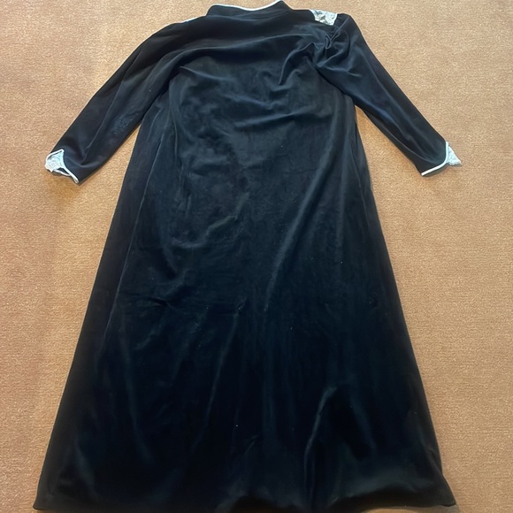 Women’s Robe - Picture 4 of 6